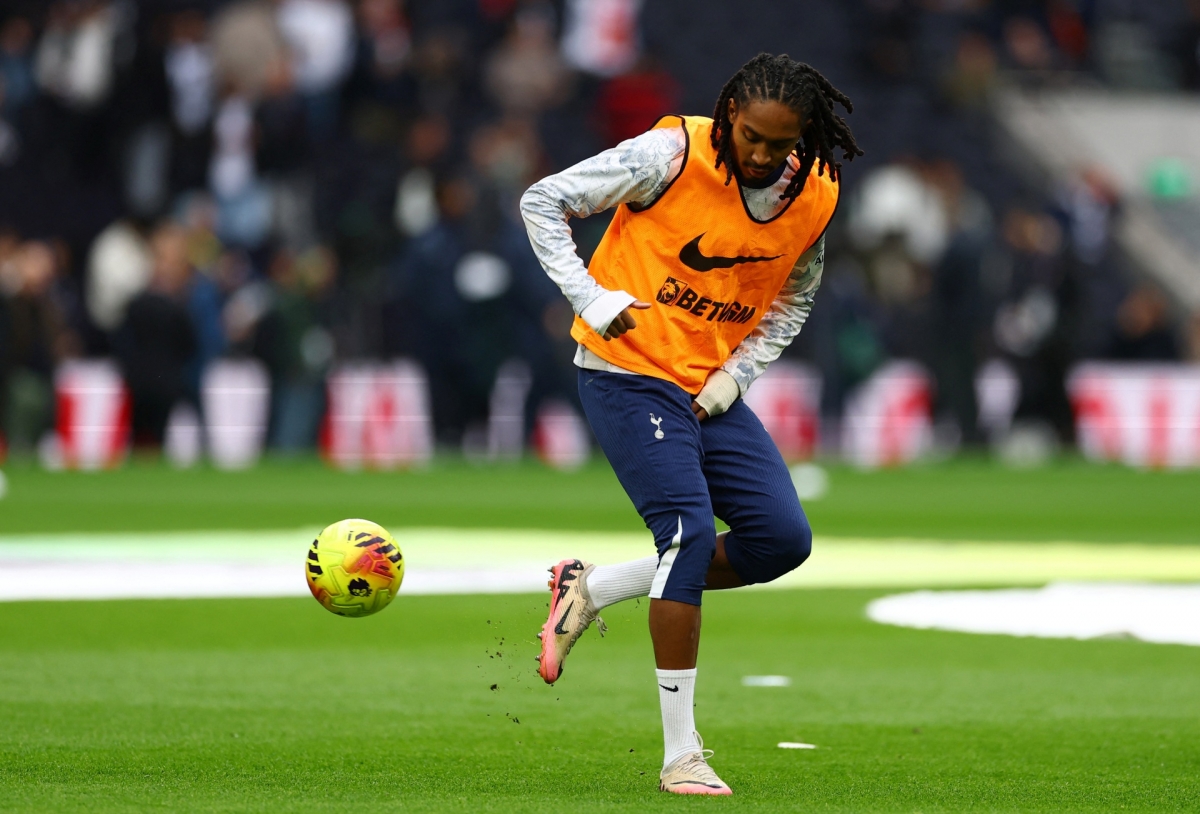 Các cầu thủ Tottenham khởi động trước trận, nỗ lực cải thiện cái "dớp" thi đấu tệ hại trên sân nhà ở mùa giải năm nay (Ảnh: Reuters)