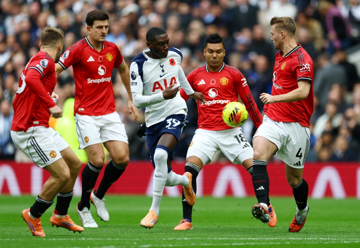 Tottenham và MU đẩy nhanh nhịp độ trận đấu ngay sau tiếng còi khai cuộc (Ảnh: Reuters)