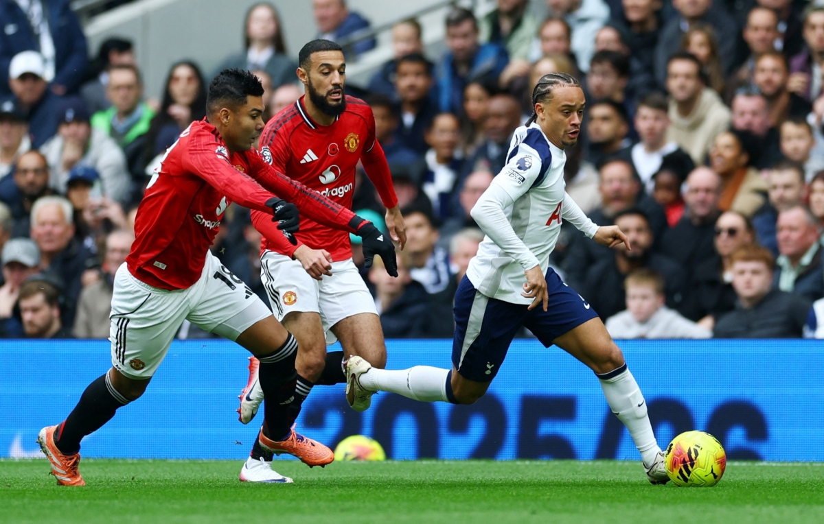 Tottenham và MU đang chơi đôi công rực lửa (Ảnh: Reuters)