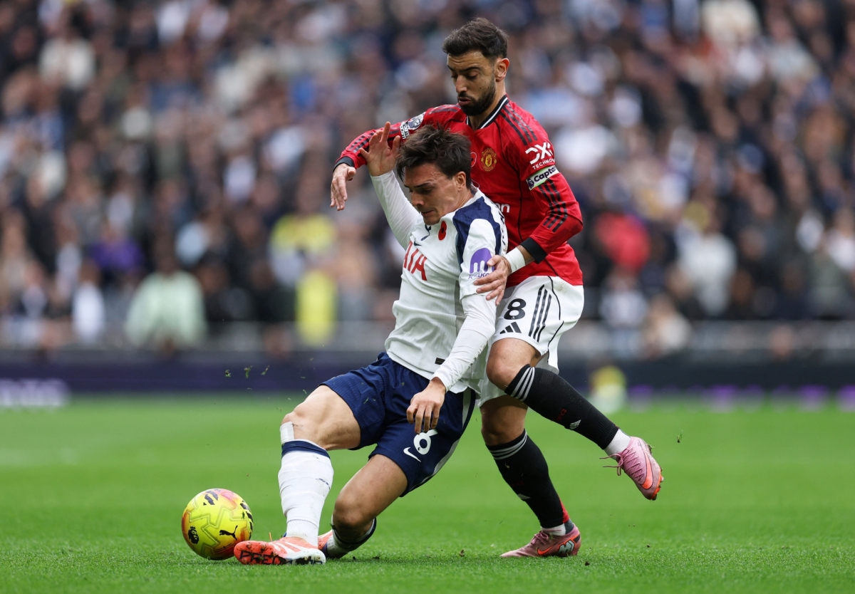 Tottenham lép vế trước MU trong hiệp một (Ảnh: Reuters)