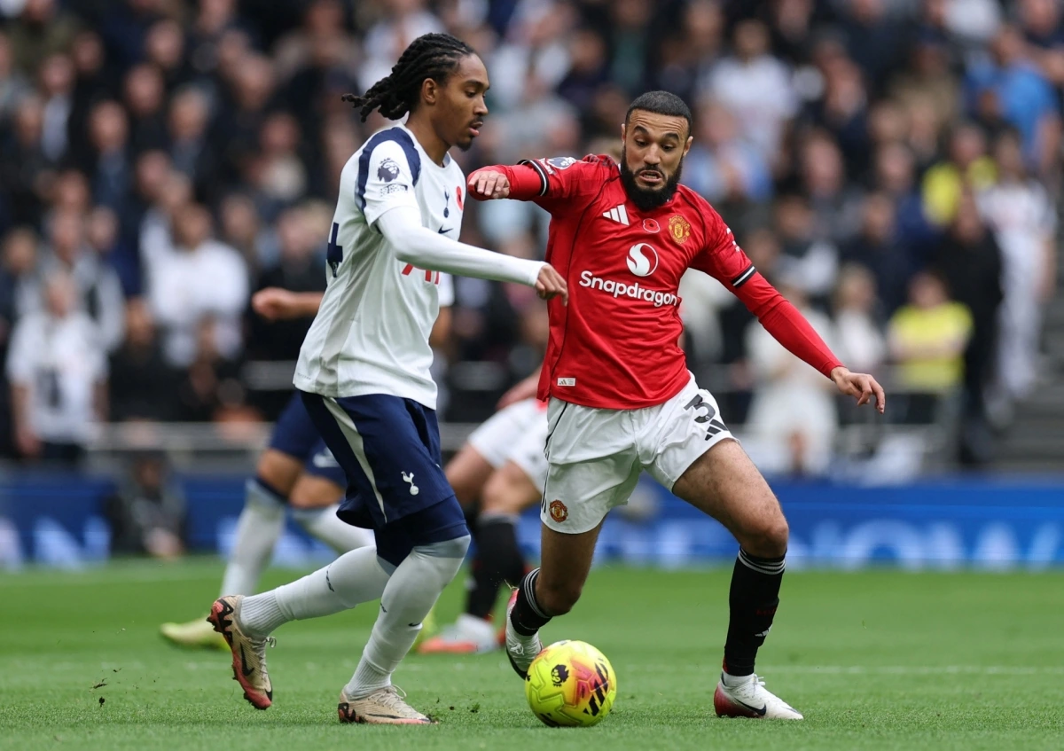 Tottenham đang gây sức ép nghẹt thở trước khung thành MU (Ảnh: Reuters)