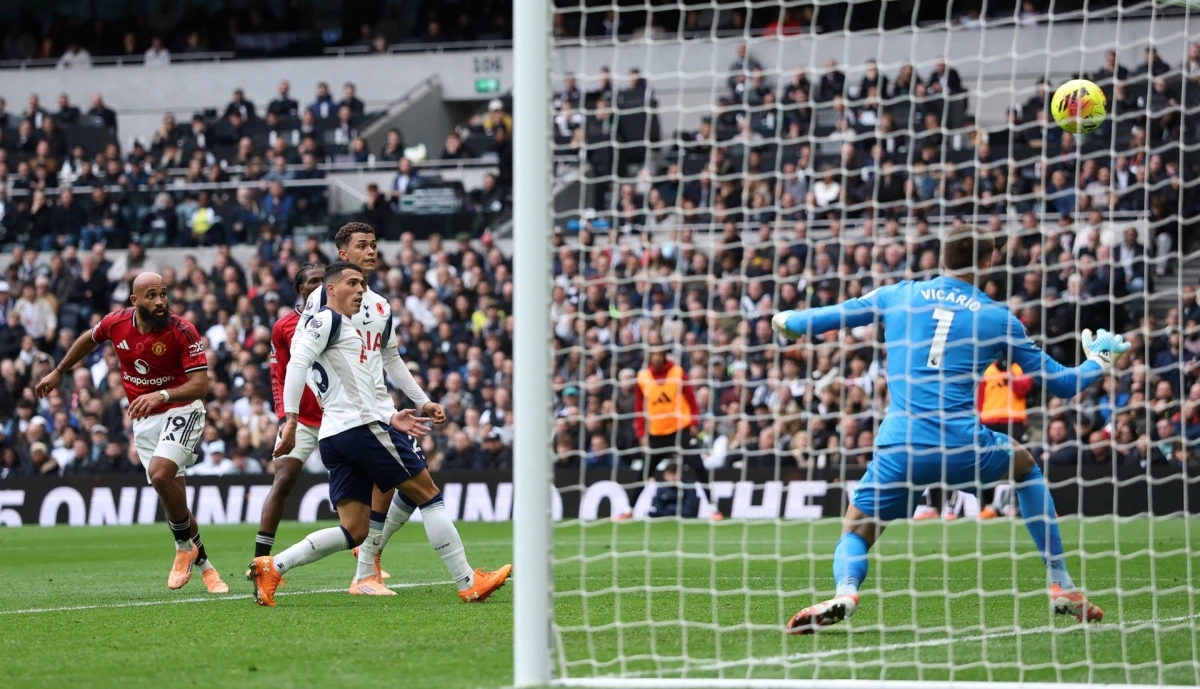 Mbeumo đánh đầu mở tỷ số cho MU trước Tottenham (Ảnh: Reuters)