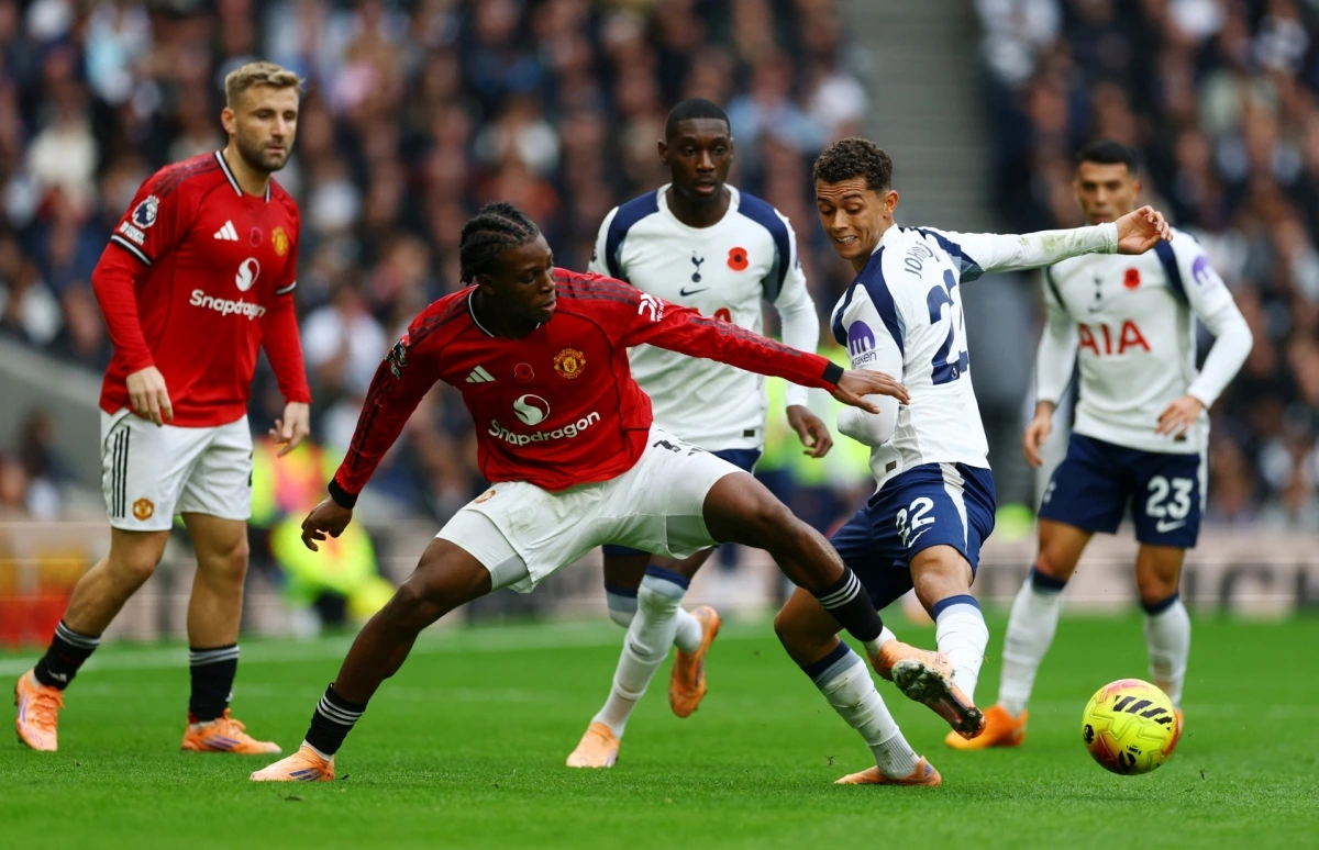 Tottenham đang đẩy cao đội hình tìm kiếm bàn gỡ (Ảnh: Reuters)