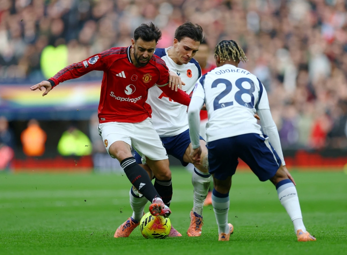Bruno bỏ lỡ cơ hội nhân đôi cách biệt cho MU (Ảnh: Reuters)