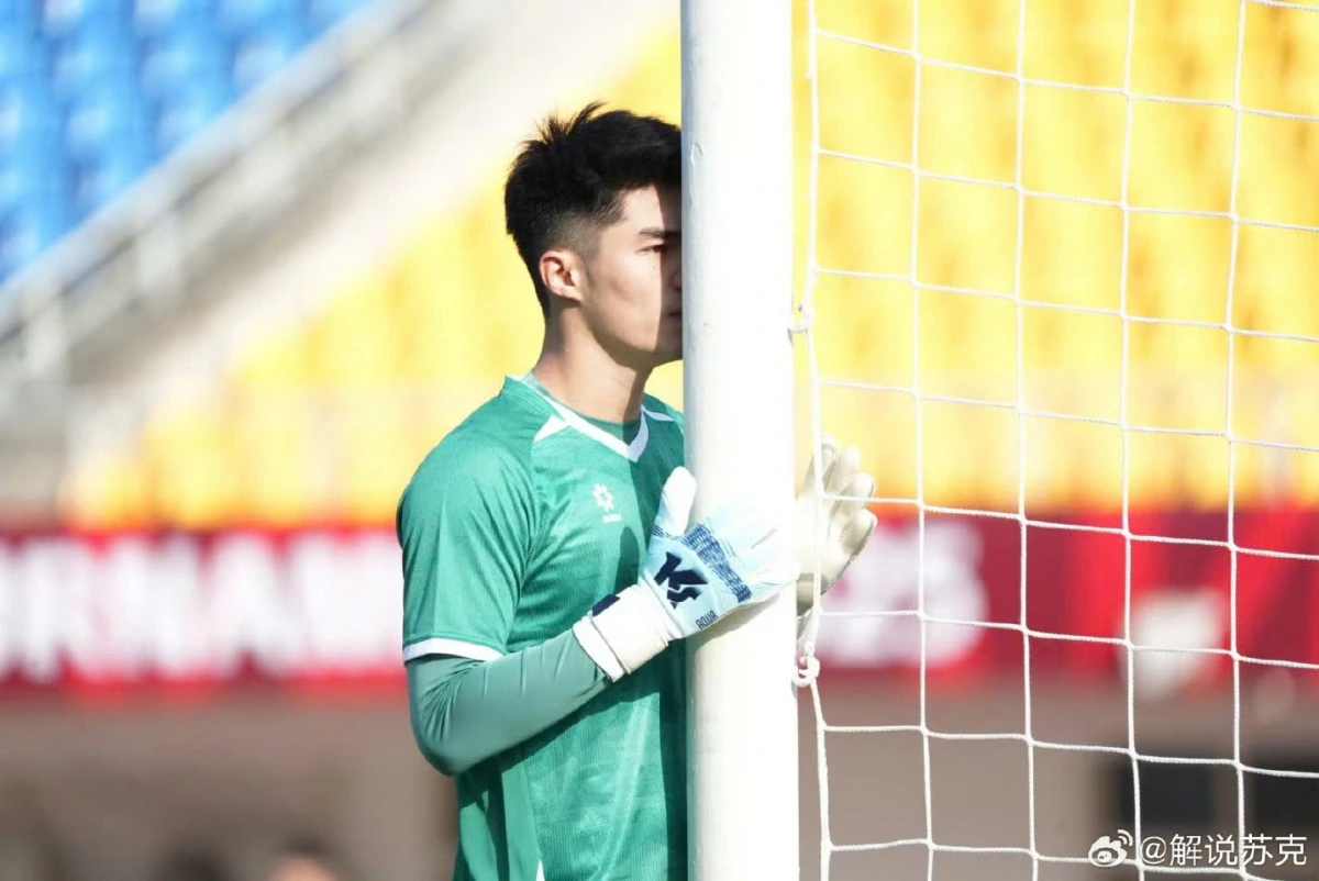 Thủ môn Trung Kiên có hiệp 1 thi đấu xuất sắc. (Ảnh: Jie Shuo Suke)