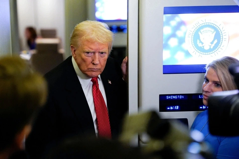 Tổng thống Mỹ Donald Trump trả lời phỏng vấn trên Không lực Một ngày 2/11. Ảnh: Reuters