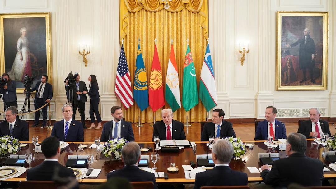 Tổng thống Mỹ Donald Trump tiếp lãnh đạo 5 nước Trung Á gồm Kazakhstan, Uzbekistan, Kyrgyzstan, Tajikistan và Turkmenistan tại Nhà Trắng ngày 6/11/2025. Ảnh: Reuters