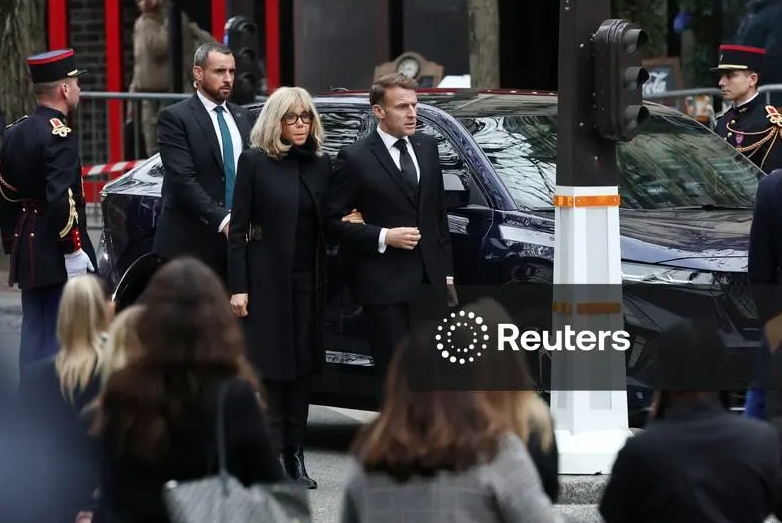 Tổng thống Pháp Emmanuel Macron và phu nhân dự lễ tưởng niệm. Ảnh: Reuters