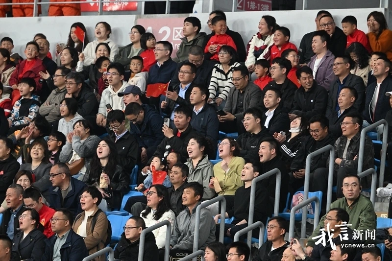 Khá đông CĐV đến sân theo dõi trận đấu. (Ảnh: YC News). 