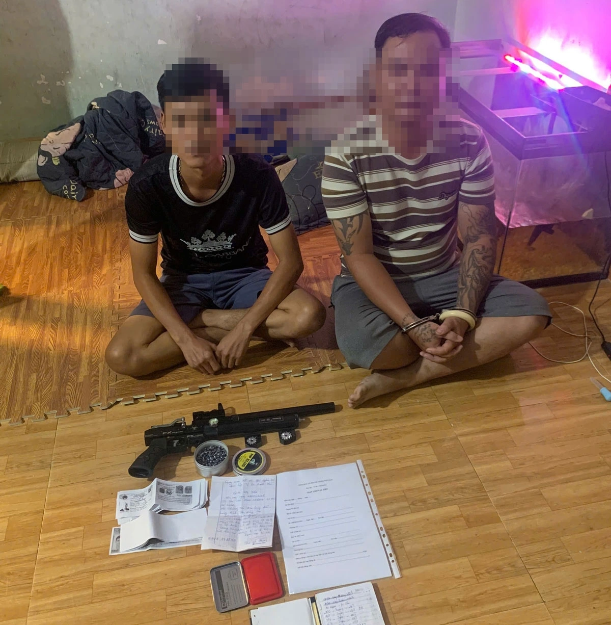 Khẩu súng và đạn chì thu giữ tại nhà Vũ Văn Doanh (ảnh: CA)