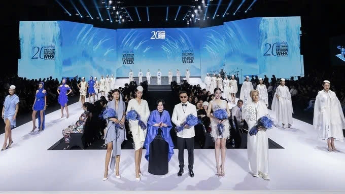 VIFW opens with eye-catching collections and different fashion styles, bringing a visual and emotional journey to fashion lovers. Vietnamese designer Vu Viet Ha (fourth from left) debuts his latest collection to honour the beauty of each person.