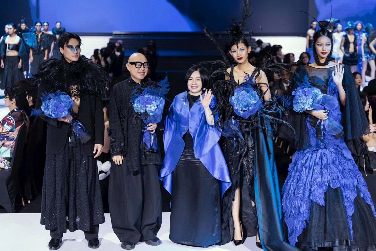 Among the renowned designers, Singapore's Frederick Lee (second from left) introduces the haute couture collection “Nocturne Éternelle”, featuring the boundaries between light and darkness to blend together, opening up a magical world filled with enchantment.