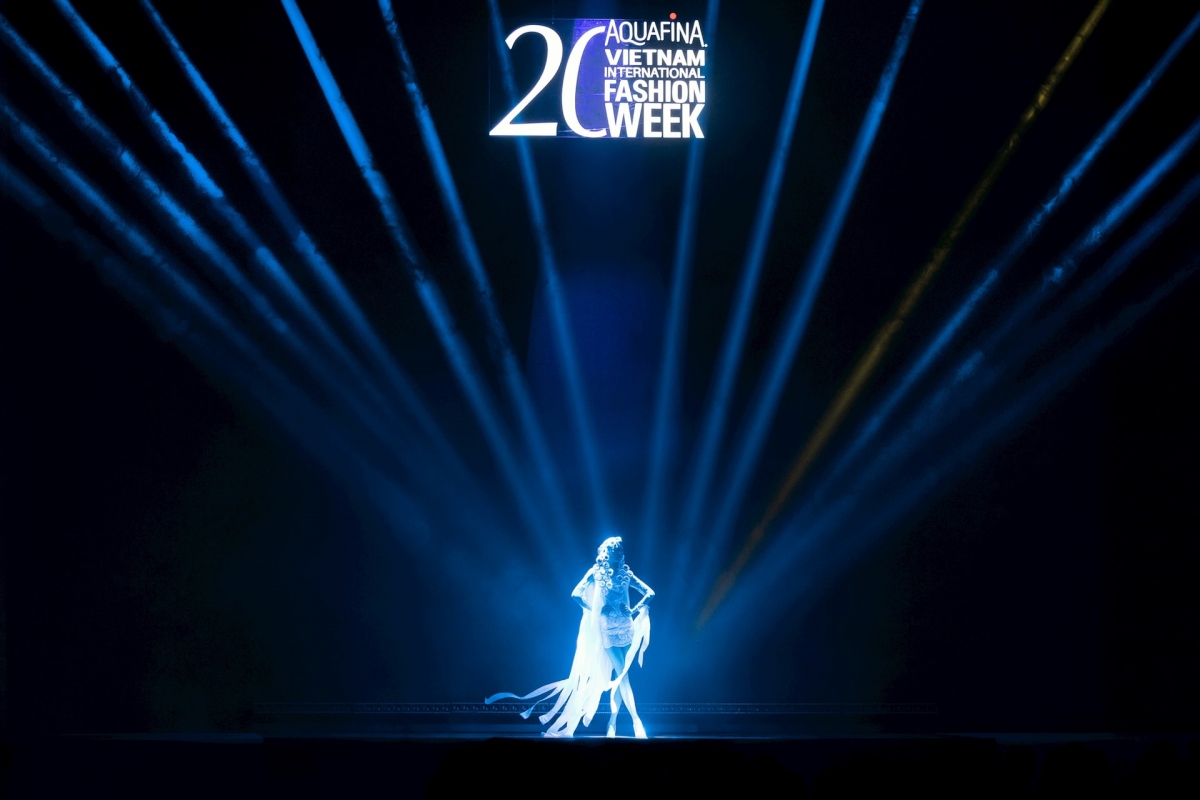 Running from November 11 to 15 at Hanoi’s Quan Ngua Sports Palace, the fashion week features numerous renowned designers, including nine Vietnamese designers, two leading fashion universities, and nine international designers from Singapore, the Philippines, Malaysia, Spain, China, India, Cambodia, Laos, and Indonesia.