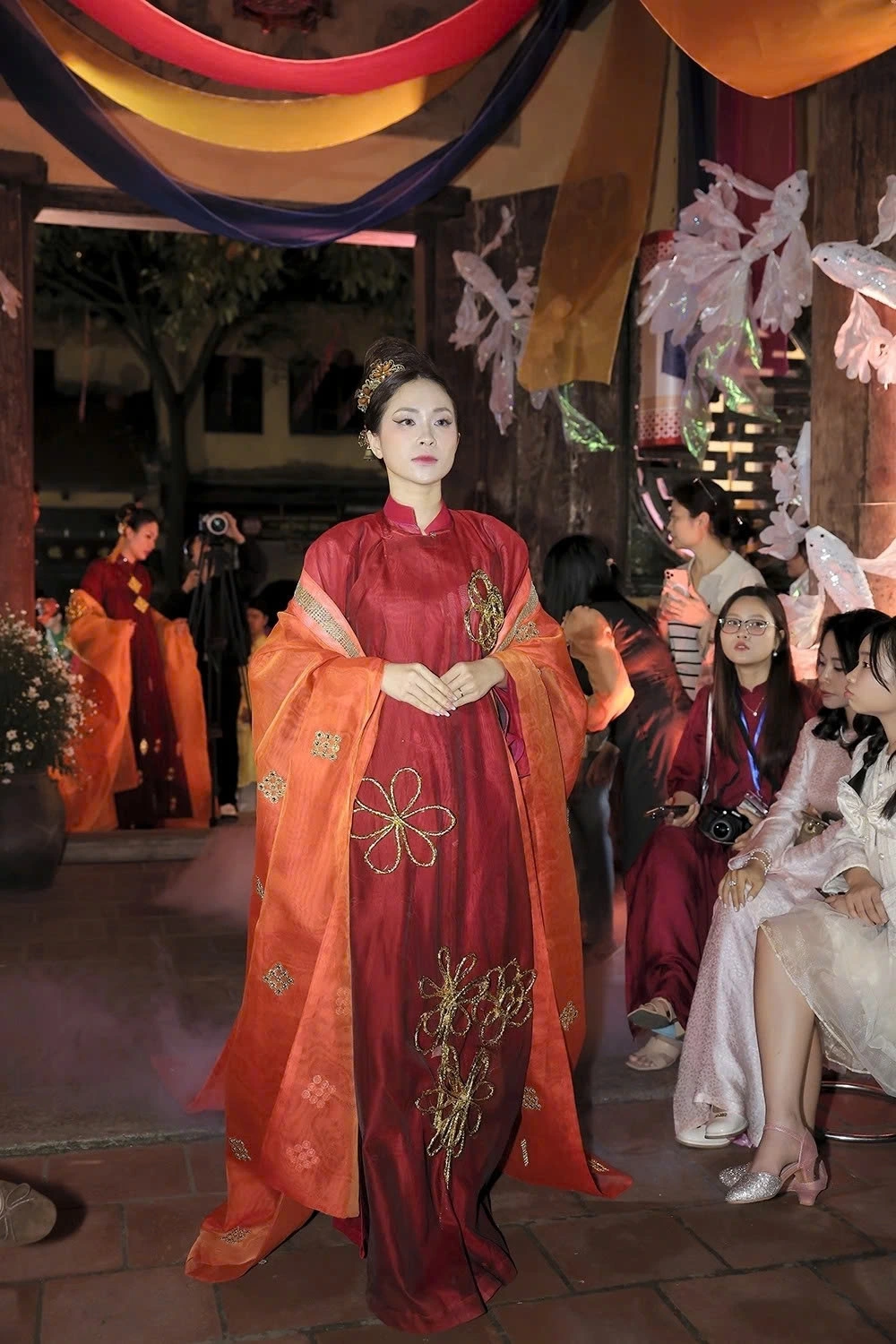 In addition to the fashion show, the organisers hold a series of activities including an exhibition on physician Hai Thuong Lan Ong and traditional medicine at the relic site at No. 40 Lan Ong Street, a heritage music programme at Kim Ngan Communal House, a workshop on Thanh Lieu woodblocks and making handicrafts from silk, wood, and Do (Poonah) paper.