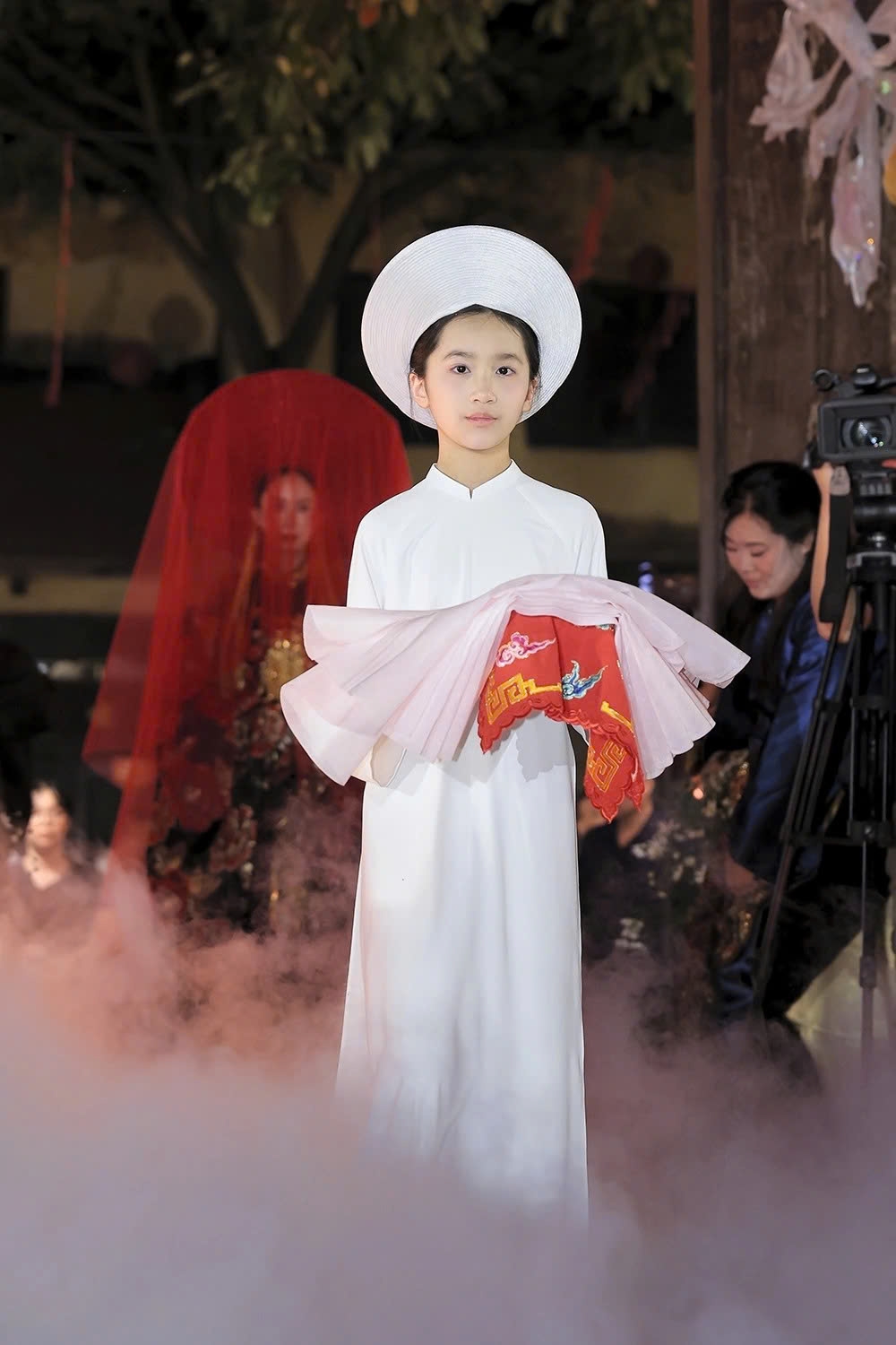 The highlight of the event is an Ao Dai fashion show of designer David Minh Duc at the relic site No. 40 Lan Ong Street, Hoan Kiem ward.