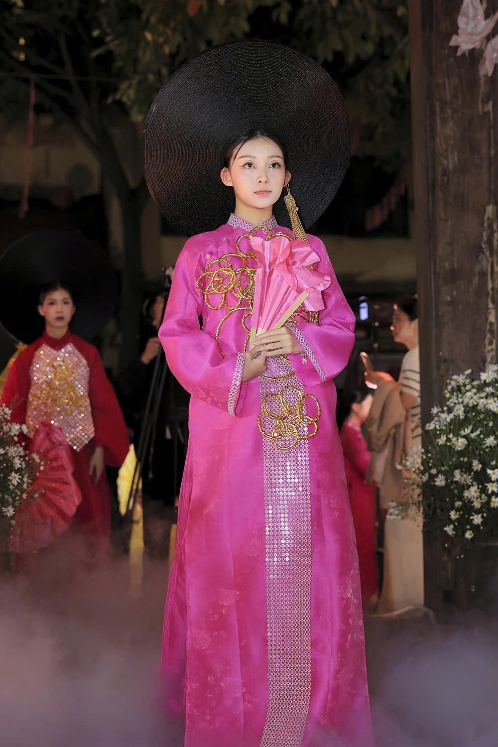 The collection is performed by 45 models including beauty queens and celebrities.