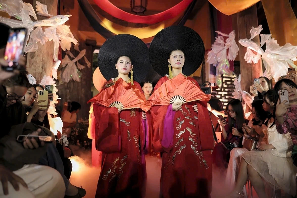 During his 30-year career, David Minh Duc not only designs Ao Dai but also spends much time researching the history of Vietnamese costumes, contributing to spreading the image of Ao Dai to the world.