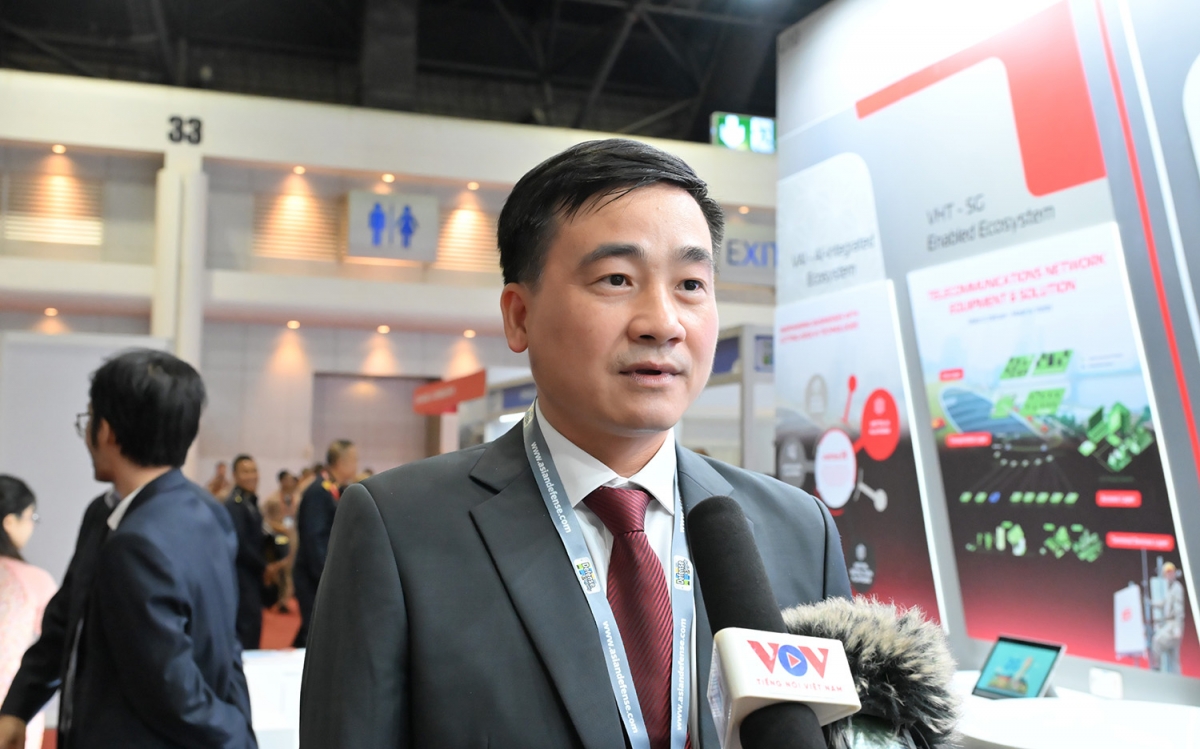 Phó tổng giám đốc TCT Sản xuất thiết bị Viettel (VMC) Tăng Trường Sơn trả lời phỏng vấn của phóng viên VOV tại sự kiện