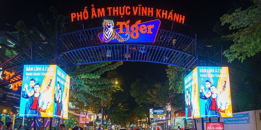 Vinh Khanh street ranks 10th in the list of top 31 coolest streets in the world (Photo: Internet)