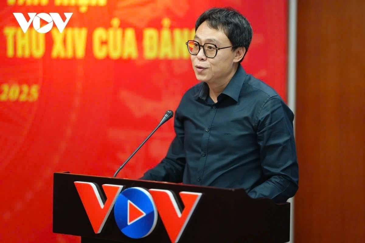 Ông Nguyễn Mạnh Thắng - Phó trưởng Ban thường trực Ban Thời sự VOV1 trình bày tham luận tại hội nghị.