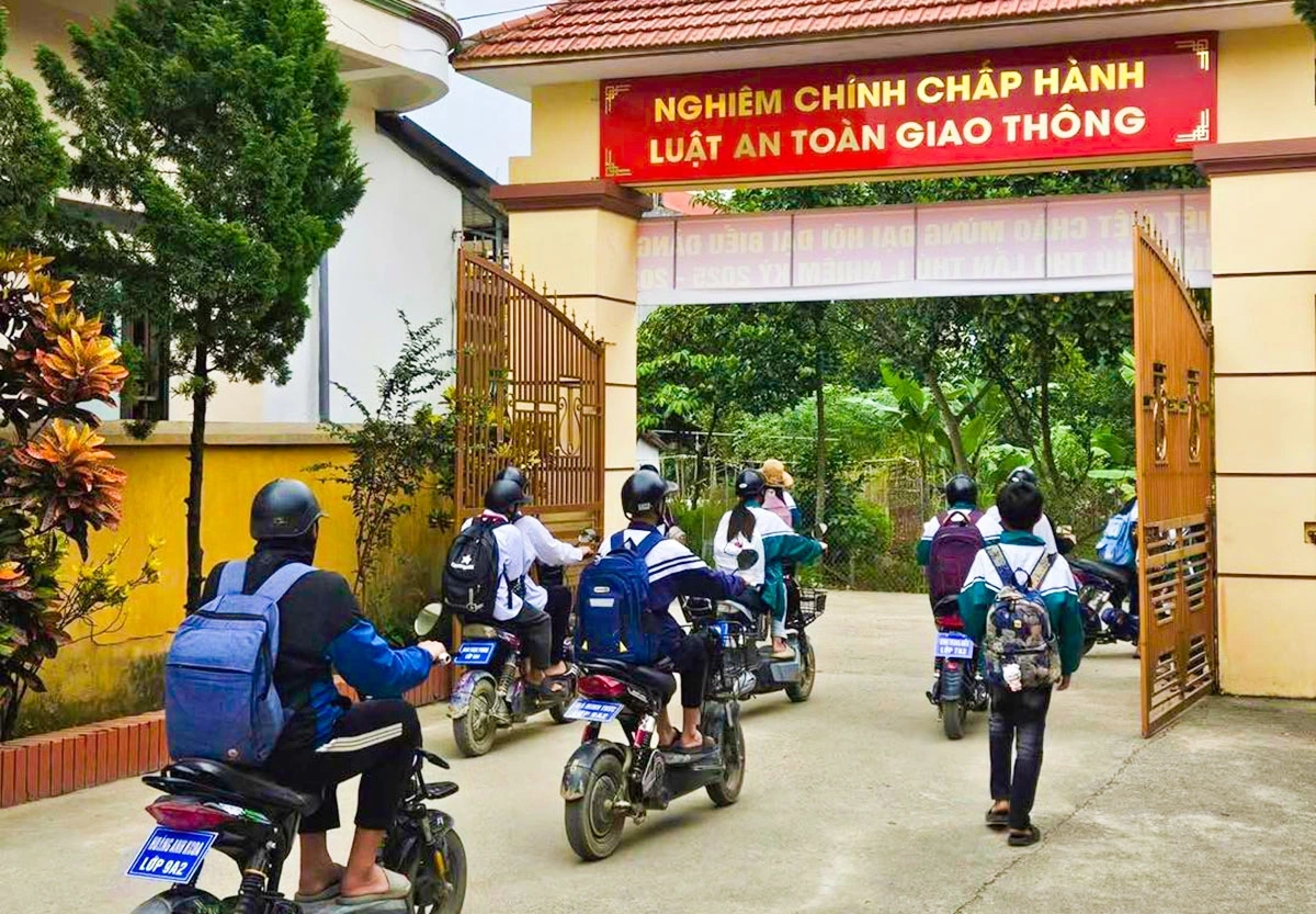 Các học sinh Trường THCS Ngọc Lập với "biển số xe riêng" được gắn lên phương tiện cá nhân đến trường. Ảnh: Trường THCS Ngọc Lập. 