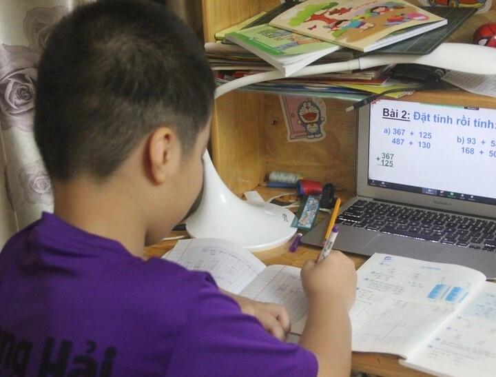 Nhiều phụ huynh cho biết họ không muốn ép con học, nhưng có quá nhiều bài tập về nhà, nếu không lầm con sẽ bị cô giáo phê bình, thậm chí bị so sánh với bạn bè