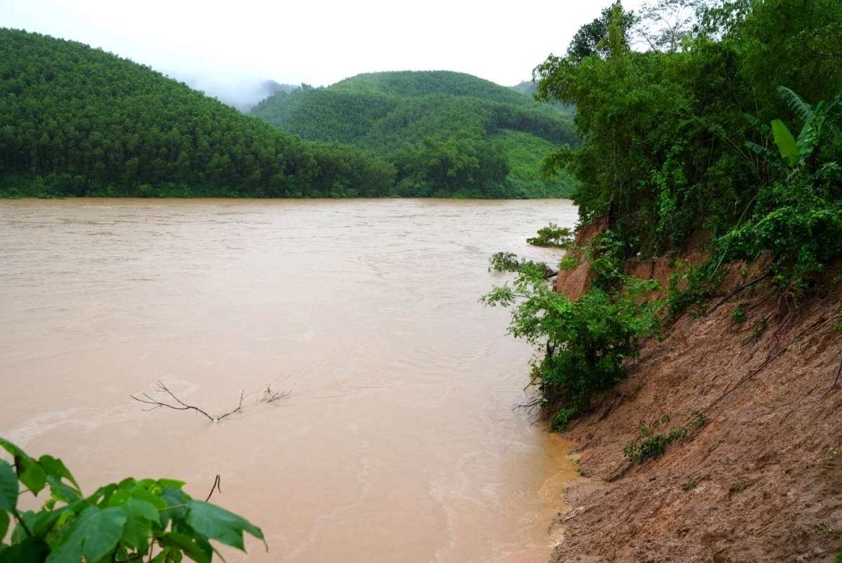 Xuất hiện nhiều điểm sạt lở bờ sông, đe dọa khu dân cư
