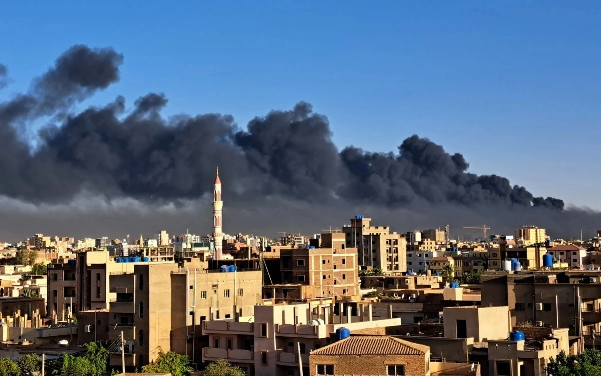 Khói đen bốc lên ở thủ đô Khartoum của Sudan. Ảnh: Anadolu.