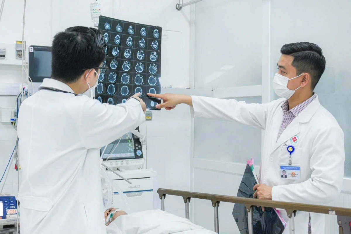 Bác sĩ BV Nhân dân 115 hội chẩn một trường hợp đột quỵ nặng (Ảnh BVCC)