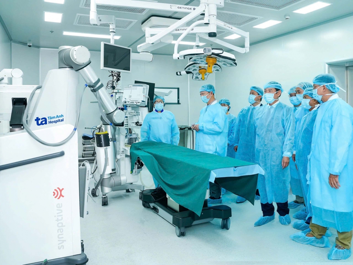 Lãnh đạo Sở Y tế TP.HCM và BV Nhân dân 115 tham quan phòng phẫu thuật robot thần kinh sọ não của BV Đa khoa Tâm Anh (Ảnh BVCC)