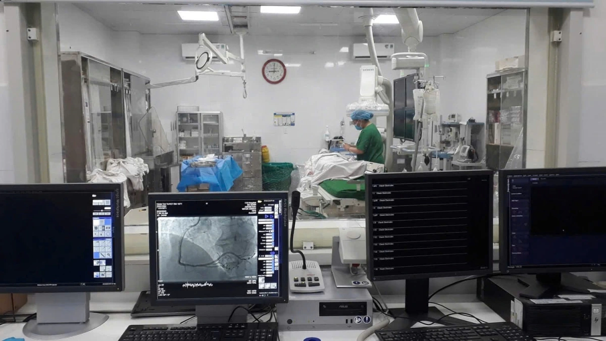 Hệ thông máy DSA chuẩn bị can thiếp lấy huyết khối cho bệnh nhân tắc mạch máu trong não tại BV Nhân dân 115 (Ảnh BVCC)
 