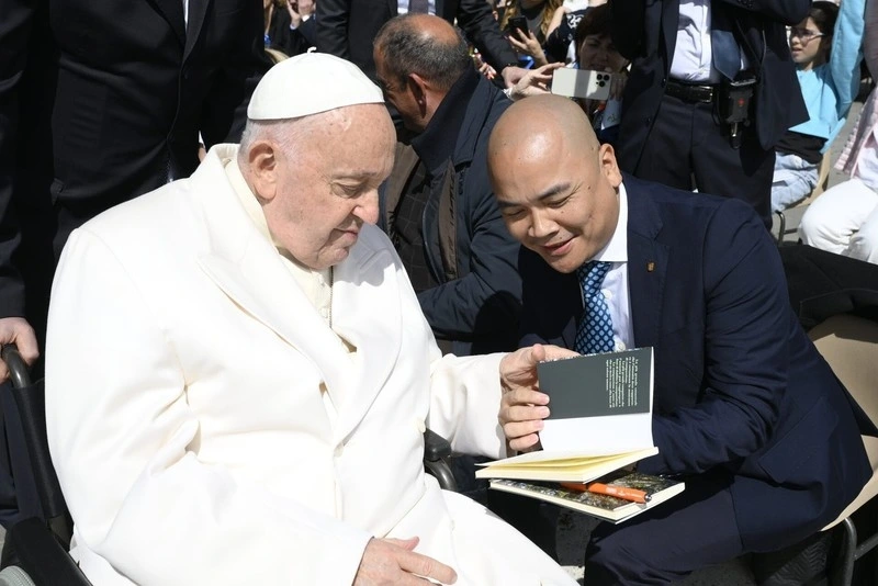 Tác giả Hà Huy Thanh gặp gỡ Giáo Hoàng tại Vatican. Ảnh: NVCC.