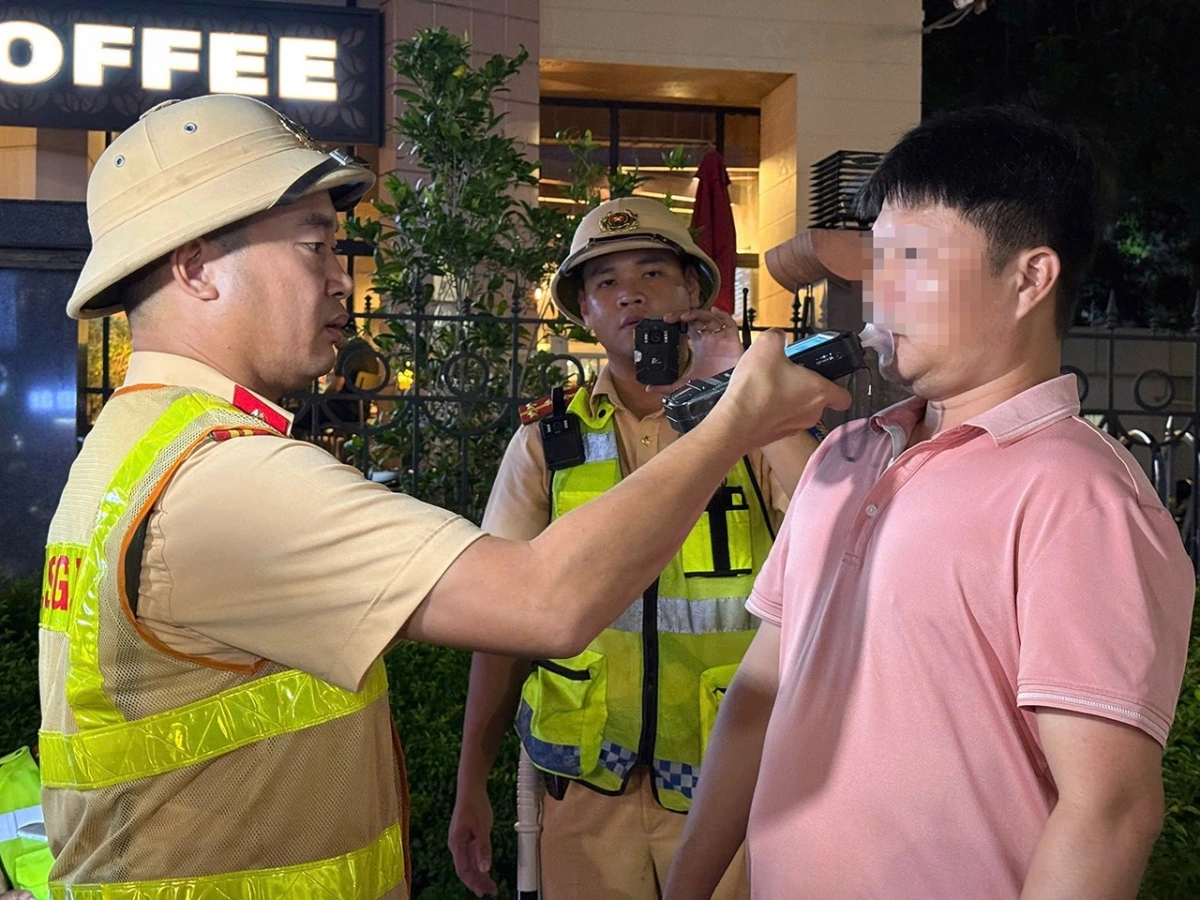 Lực lượng CSGT Hà Nội kiểm tra nồng độ cồn người điều khiển phương tiện