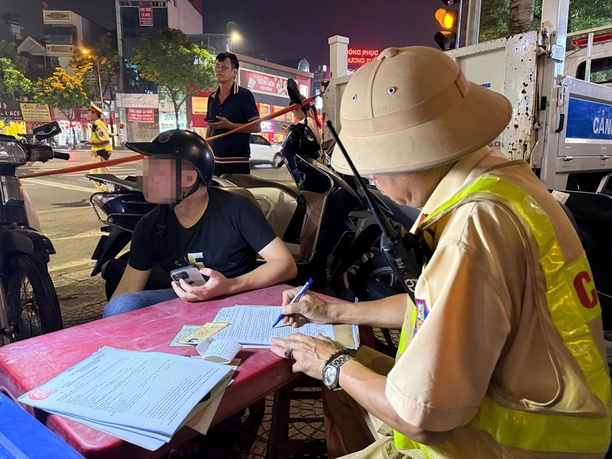 Các tổ công tác của Phòng CSGT Hà Nội tăng cường tuần tra, xử lý vi phạm nồng độ cồn