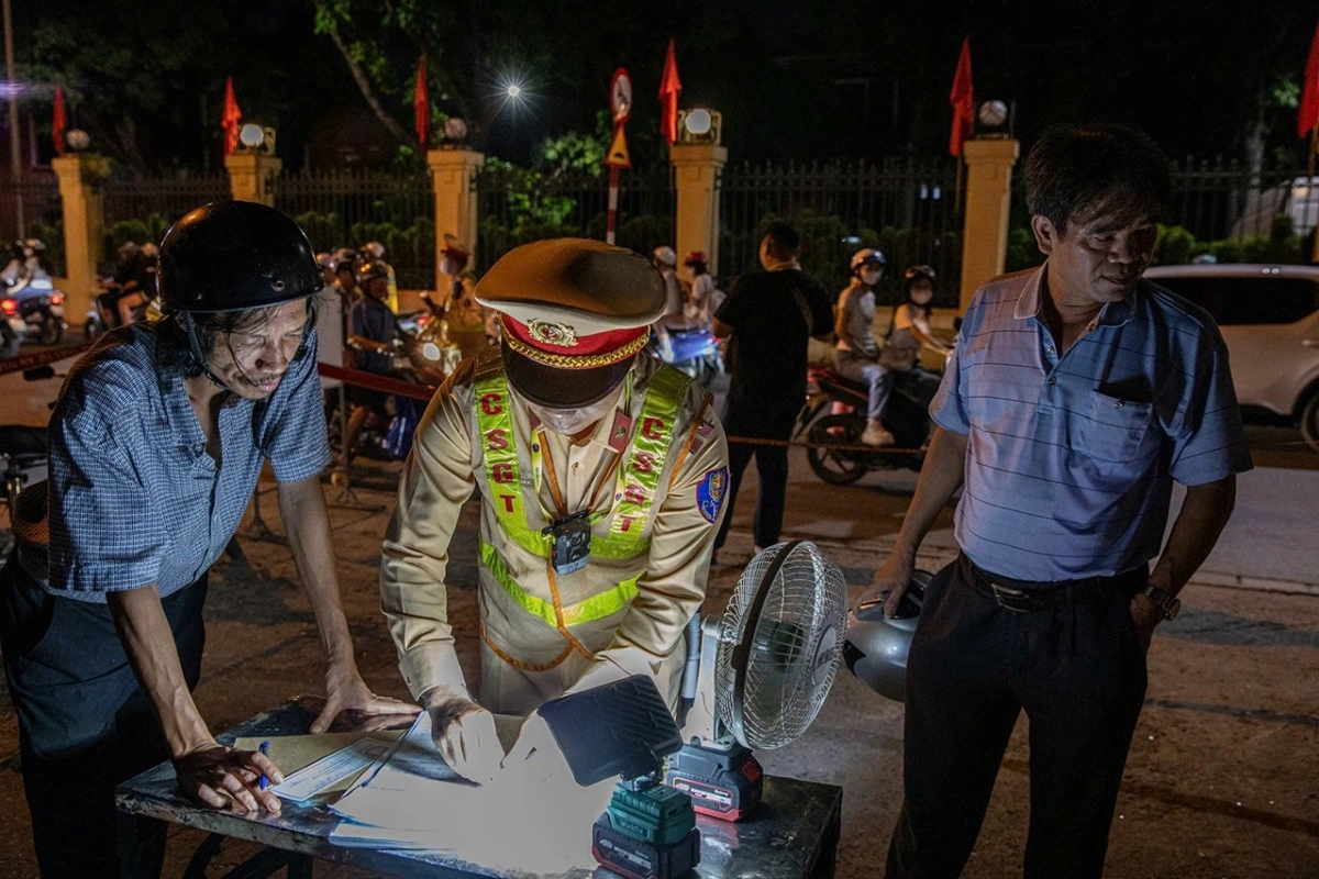 Các tuyến phố Hà Nội buổi tối, lực lượng chức năng túc trực đảm bảo an toàn giao thông.