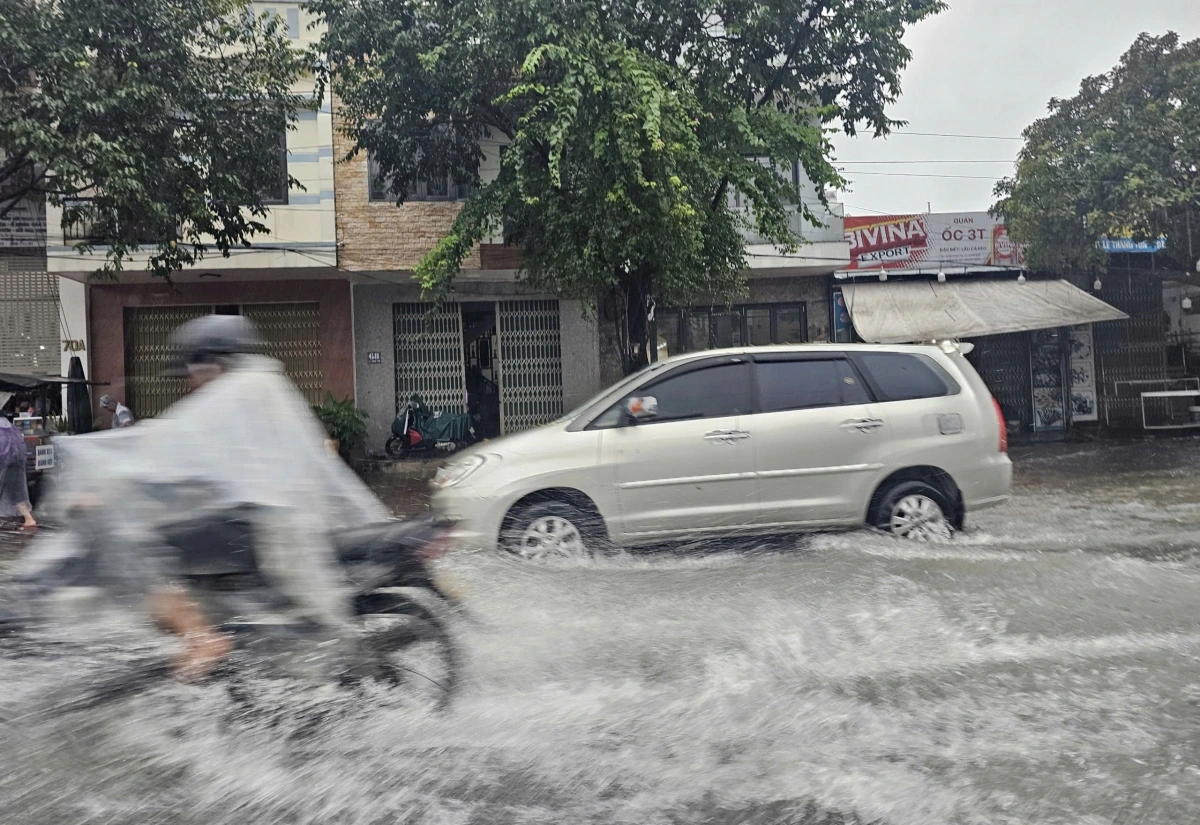 Nước ngập tại một số đường đô thị trung tâm tỉnh Quảng Ngãi.