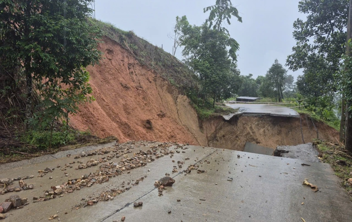 Một đoạn đường bị trôi, gây ách tắc giao thông.
