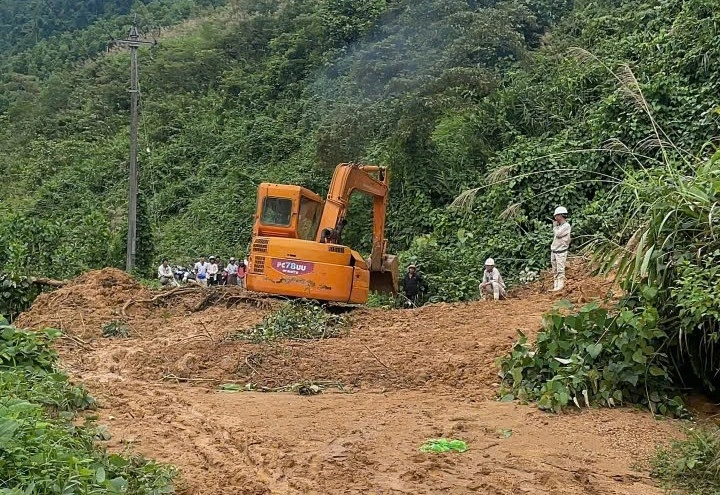 Chính quyền xã Sơn Tây Hạ khắc phục các điểm sạt lở.