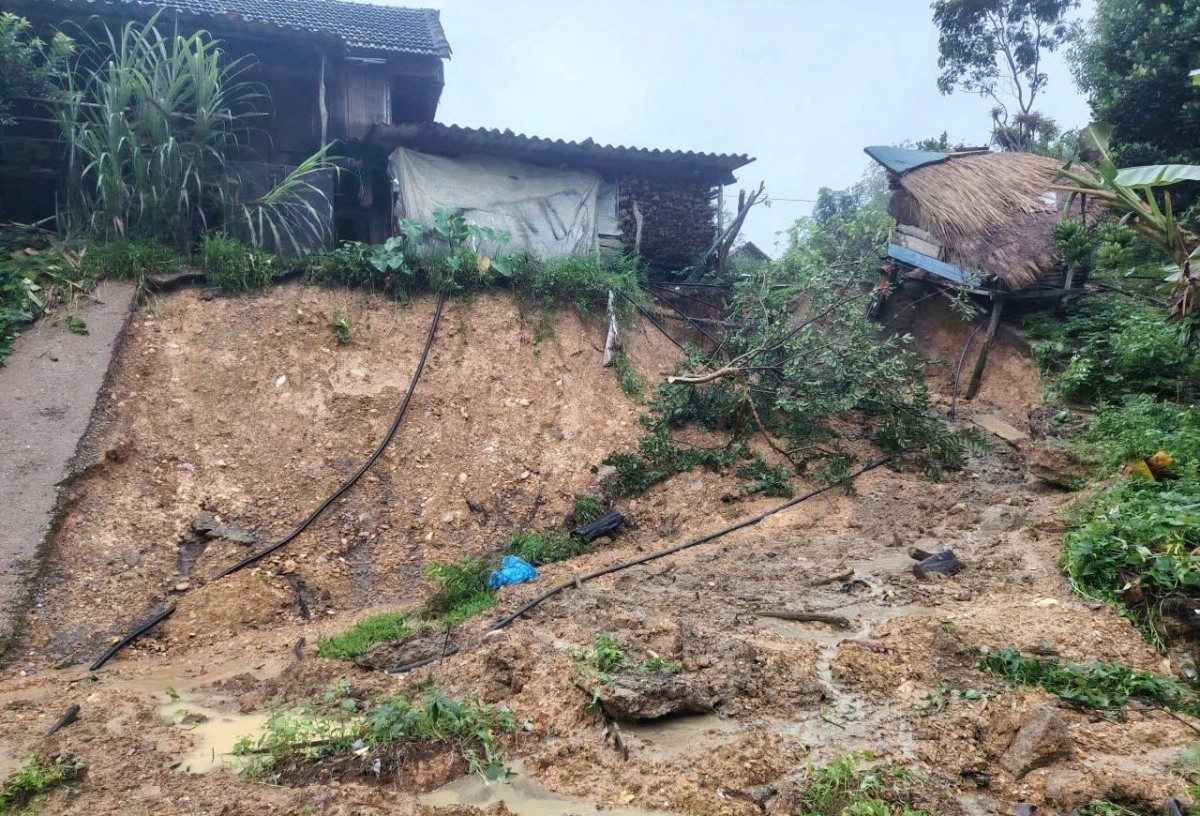 Sạt lở đất ở miền núi ảnh hưởng đến một khu dân cưa xã Sơn Tây Hạ, tỉnh Quảng Ngãi.