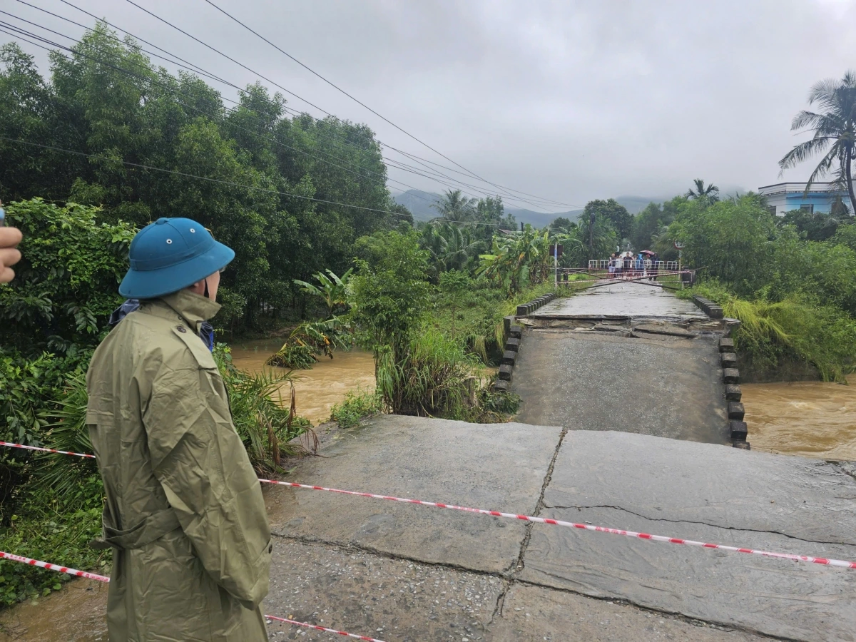 Chính quyền xã Bình Minh, tỉnh Quảng Ngãi kiểm tra cầu Cây Sung bị sụp đổ.