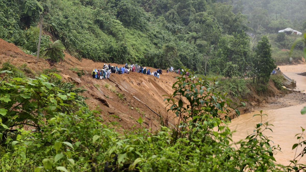 Các lực lượng lội bộ vượt đường núi đưa lương thực vào các thôn bị cô lập.