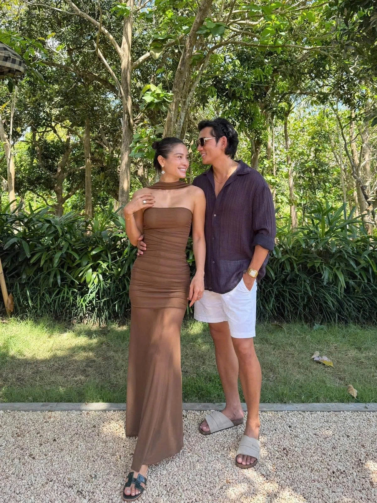 Vợ chồng Phương Trinh Jolie - Lý Bình "trốn con" đi cà phê.