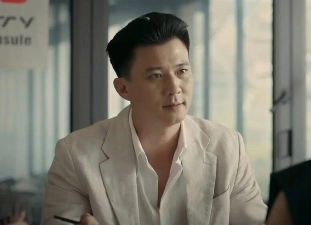 Hà Việt Dũng vào vai Viễn lúc trưởng thành trong "Cách em 1 milimet"