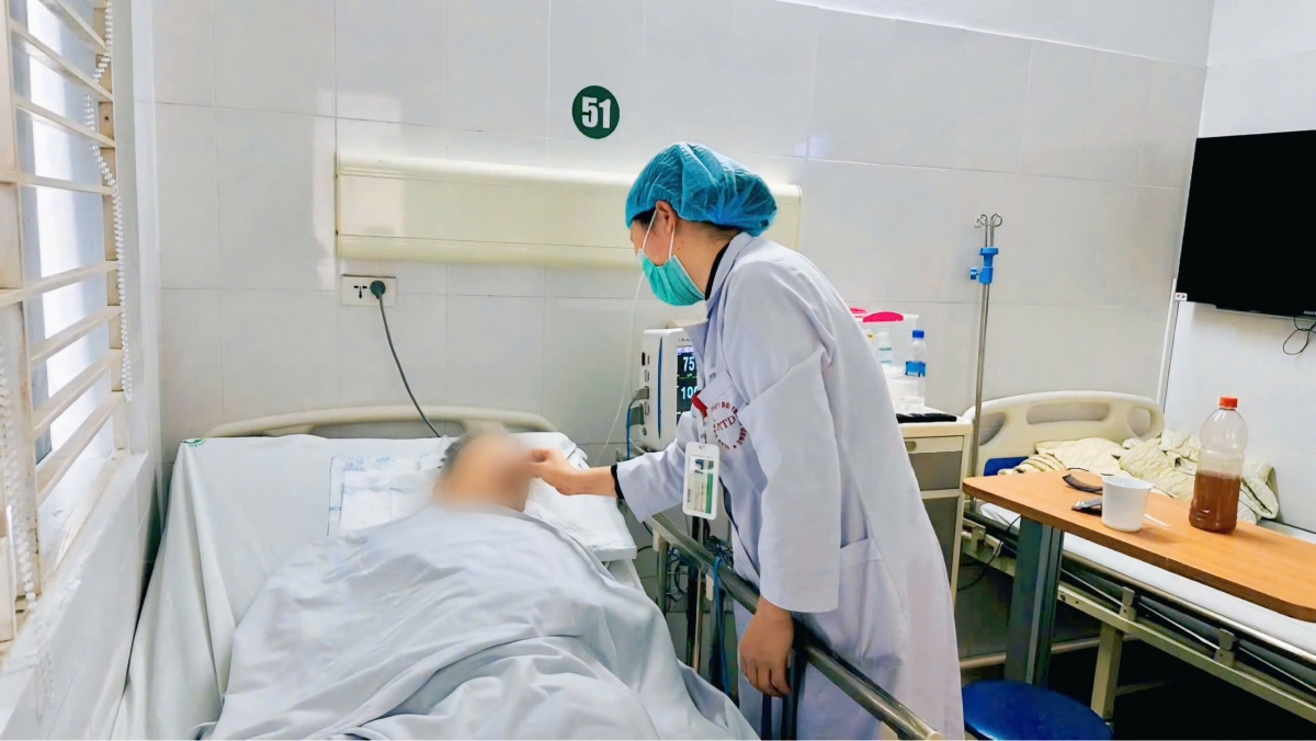 Thời tiết chuyển lạnh khiến nhiều người cao tuổi phải nhập viện vì viêm phổi, tim mạch hoặc tai biến mạch máu não (Ảnh: BVCC)