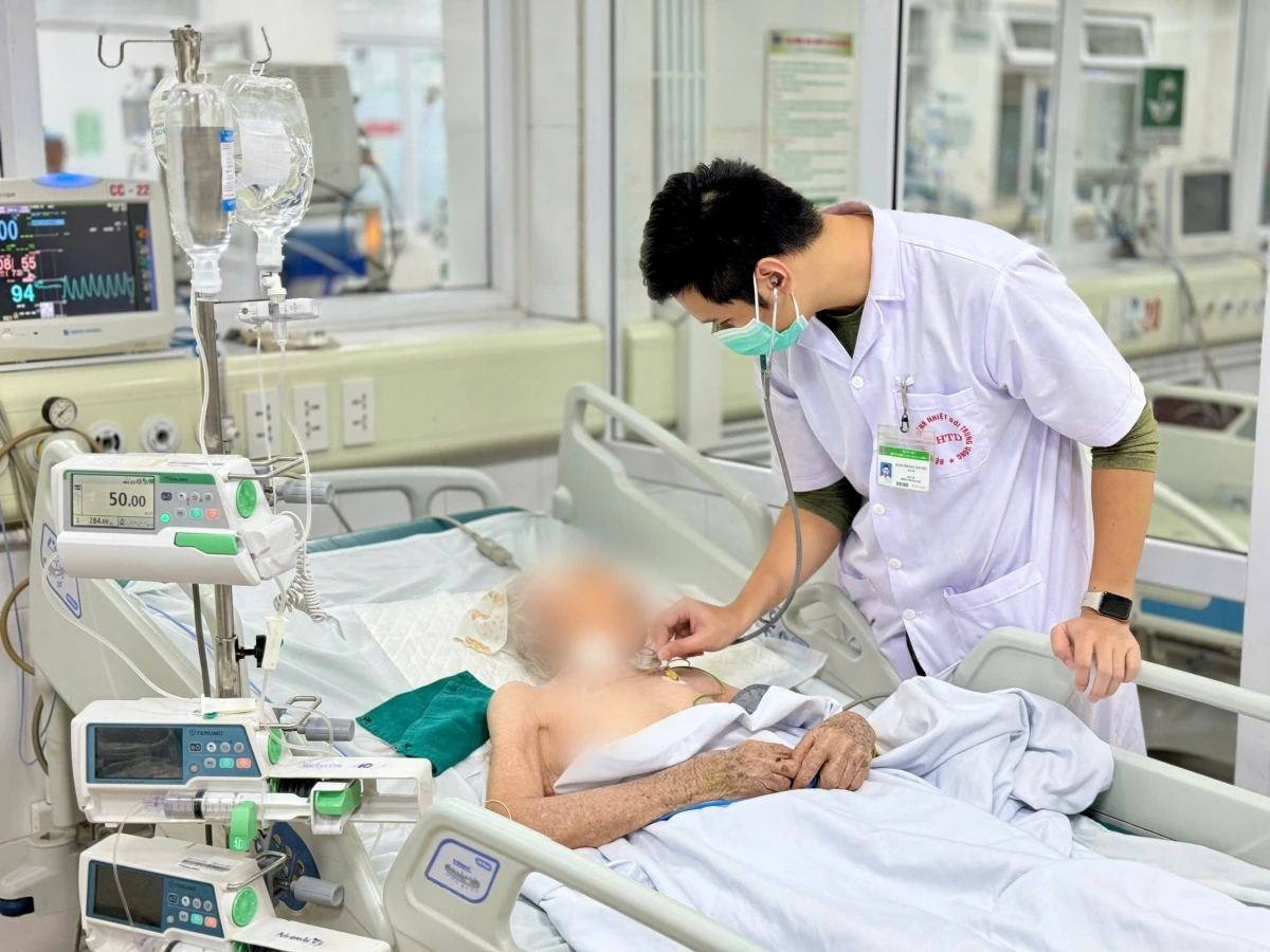 TS. Vũ Minh Điền khuyến cáo, người cao tuổi cần được chăm sóc, theo dõi đặc biệt; Giữ ấm, ăn đủ, ngủ ngon, vận động hợp lý để phòng bệnh