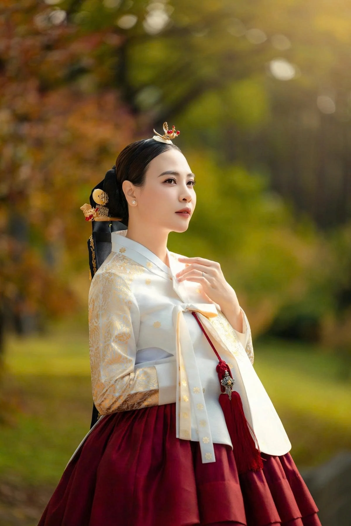 Đàm Thu Trang diện hanbok tham quan cung điện Gyeongbokgung, Seoul, trong chuyến du lịch cùng gia đình. Đàm Thu Trang cho biết cô tự trang điểm, làm tóc và thuê trang phục truyền thống chụp ảnh trong khuôn viên cung điện.
