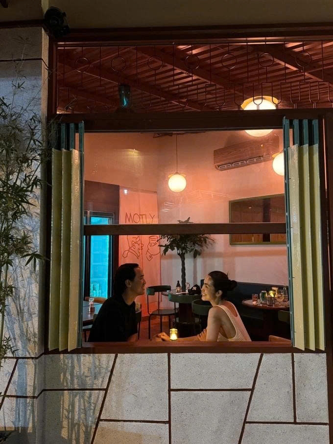 Diễn viên Tăng Thanh Hà và ông xã Louis Nguyễn thưởng thức bữa tối dưới ánh nến lãng mạn, kỷ niệm chặng đường hơn thập kỷ gắn bó. "Em biết ơn mỗi ngày được ở bên anh", cô bày tỏ tình cảm với chồng.