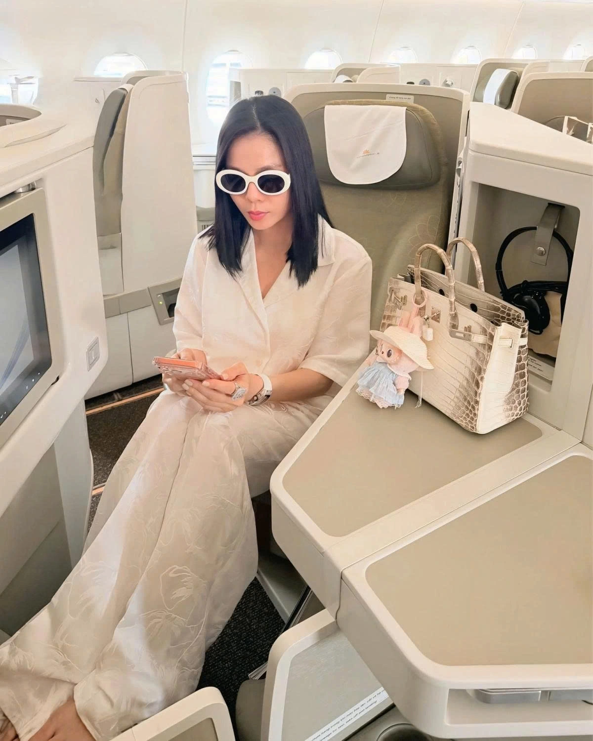 Ca sĩ Lệ Quyên chia sẻ cô thấy hạnh phúc vì được chạy show liên tục từ trong nước đến hải ngoại.