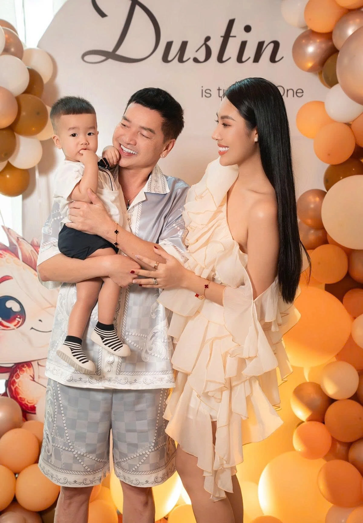 Nghệ sĩ Quang Minh cùng bạn gái kém 37 tuổi Tăng Khánh Chi tổ chức tiệc sinh nhật đầu tiên cho quý tử - bé Dustin. Vợ chồng nam nghệ sĩ dành nhiều tâm huyết để trang trí không gian tiệc với bóng bay, bánh kem và nhiều chi tiết đáng yêu dành riêng cho con trai.