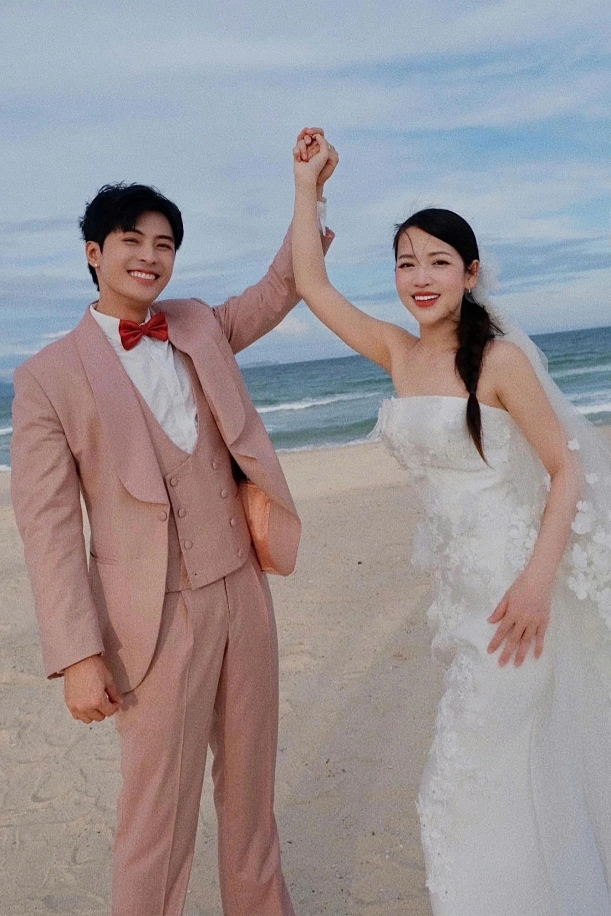 Gin Tuấn Kiệt đăng tải hình ảnh hai vợ chồng trong dịp kỷ niệm 2 năm về chung một nhà. Trong ảnh, cặp sao diện lại trang phục cưới và tạo dáng trên bãi biển ở Khánh Hòa.